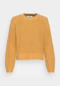 Sweter dziergany w kolorze musztardowym, z okrągłym dekoltem, długimi rękawami i prążkowaną fakturą, o krótszym kroju i minimalistycznym wykończeniu.