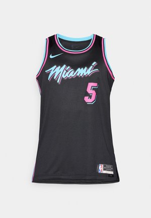 Jersey negro de baloncesto de Miami Heat con detalles en rosa y azul, número 5, logotipo de Nike y etiqueta de la NBA en la parte inferior.