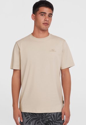 T-shirt in cotone beige con collo rotondo e maniche corte. Presenta un logo sottile sul petto di un beige chiaro. Texture liscia, vestibilità comoda.
