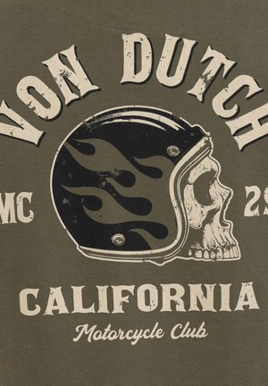 Crâne portant un casque noir avec des flammes, entouré du texte "Von Dutch MC 23 California Motorcycle Club" dans un style vintage.