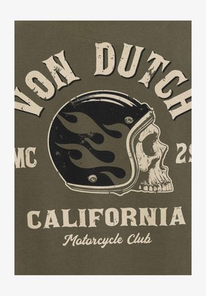 Crâne portant un casque noir avec des flammes, entouré du texte "Von Dutch MC 23 California Motorcycle Club" dans un style vintage.