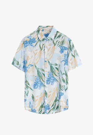 Chemise à manches courtes avec boutons, de couleur bleu clair, ornée d'un motif floral avec des fleurs bleues et des feuilles vertes sur un fond crème.