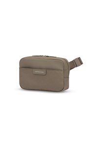 Braune Nylon-Tasche mit Reißverschluss, rechteckiger Form, Vorderfach, verstellbarem Schultergurt und minimalistischem Branding-Detail.