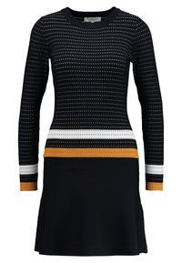 Melna adīta kleita ar garām piedurknēm, apaļu kakla izgriezumu un horizontālām svītrām baltā un zelta krāsā jostasvietā un piedurknēs, izplešas svārki.