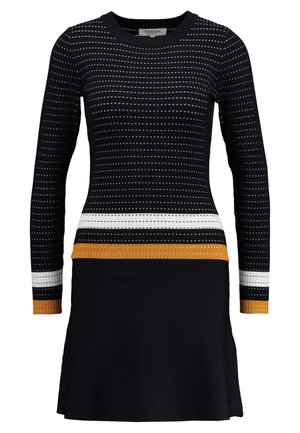 Schwarzes Strickkleid mit langen Ärmeln, rundem Ausschnitt und horizontalen Streifen in Weiß und Gold an Taille und Ärmeln, ausgestelltem Rock.