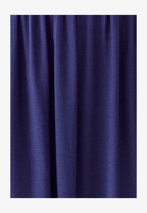 Marineblå forhæng lavet af struktureret stof med en let glans; har samlede folder øverst, der giver et blødt, flydende udseende.