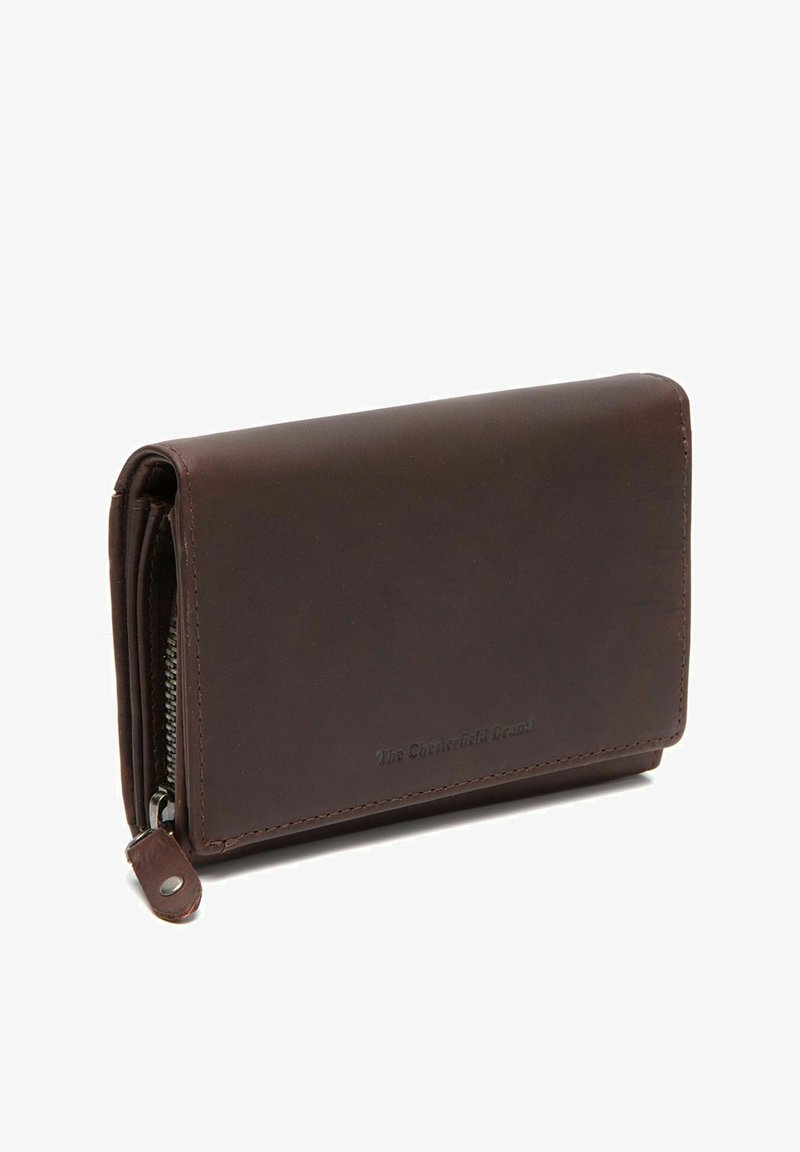 Bruine leren portemonnee met een ritscompartiment, opvouwbaar ontwerp, ingebosseld logo en een gladde, gestructureerde afwerking.