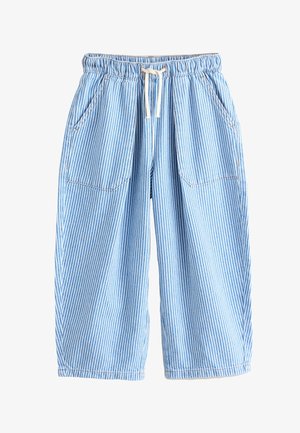 Lichtblauwe en witte broeken met brede pijpen en verticale strepen, een elastische tailleband, trekkoord en twee opgestikte voorzakken.