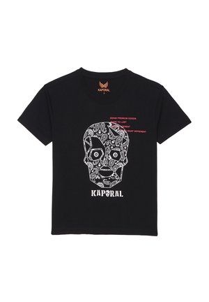 Sort Kaporal t-shirt med hvid paisley-mønstret kraniegrafik og rød tekst, der lyder "Denim premium goods" og "Kaporal" logo nedenunder.