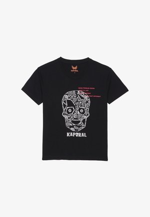 Sort Kaporal t-shirt med hvid paisley-mønstret kraniegrafik og rød tekst, der lyder "Denim premium goods" og "Kaporal" logo nedenunder.