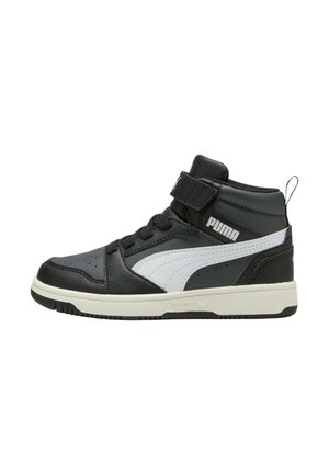 Czarno-białe wysokie trampki Puma z rzepem, sznurowadłami i logo po boku oraz na śródstopiu na białym tle.