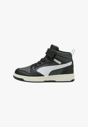 Sneaker Puma alto in bianco e nero con cinturino in velcro, lacci e logo sul lato e sulla suola intermedia, su sfondo bianco.