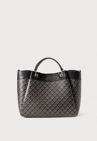 Melnā plecu soma ar rakstainu dizainu, kurā atkārtojas burti, izgatavota no faktūras materiāla, ar diviem augšējiem rokturiem un metāla akcentiem.