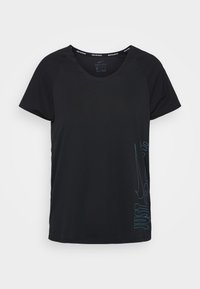 Svart Dri-FIT-T-shirt med rund halsringning och korta ärmar. Har blå grafiktext "JUST DO IT" på vänster sida. Slät textur.