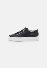 Sneaker in pelle nera con texture liscia, dotate di suole in gomma bianche, punta rotonda e sei occhielli in argento per i lacci.