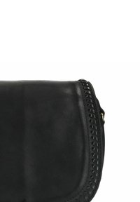 Zwarte leren clutch met een gladde textuur, voorzien van een kenmerkende geweven accent langs de rand en een veilige sluiting.