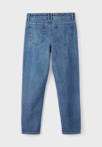 Jeans de mezclilla azul con un corte relajado, que cuentan con una cintura elástica fruncida, cinco bolsillos y un corte de pierna recta.