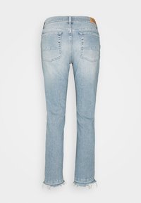 Jasnoniebieskie dżinsy z prostymi nogawkami, z postrzępionymi brzegami i dwoma tylnymi kieszeniami. Skórzana naszywka w pasie.