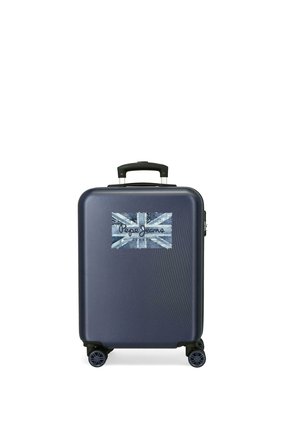 Maleta de cabina dura color azul marino con cuatro ruedas giratorias y un parche de la Union Jack en la parte delantera etiquetado como "Pepe Jeans London".