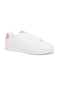 Zapatilla blanca con un empeine sintético suave, diseño de cordones y una lengüeta de talón de ante rosa. Presenta una puntera redonda y una suela de goma plana.