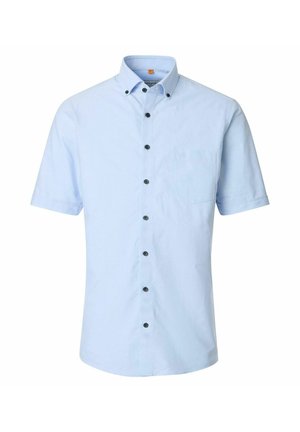 Jasnoniebieska koszula z krótkim rękawem na guziki z ciemnymi guzikami, kieszenią na piersi i kołnierzykiem zapinanym na guziki.