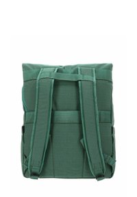 Sac à dos en tissu vert avec bretelles rembourrées, surface texturée et design structuré ; présente des coutures et des fermetures réglables.