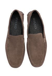 Zapatos marrones de ante tipo slip-on con detalles de costura, plantilla texturizada negra y diseño de punta redonda. Estilo minimalista sin herrajes visibles.