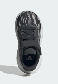 Svart och grå sneakers med en texturerad ovandel som har ett zebramönster, justerbart rem och en vadderad sula med vita accenter.