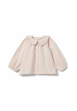 Lichtroze babyblouse met lange mouwen, voorzien van een gerimpelde Peter Pan-kraag en knopen aan de voorkant, op een witte achtergrond.