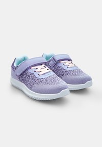 Laste lillad ja roosad tennisekingad Velcro rihmadega, kudumistootega ja valgete talladega valgel taustal.