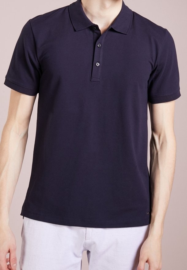 Polo bleu marine à manches courtes, patte de boutonnage à trois boutons et texture subtile. Confectionné en tissu doux avec un ourlet droit.