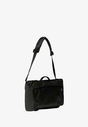 Mala mensageiro preta com um design elegante, feita de material durável, apresentando uma alça ajustável, pega na parte superior e um bolso frontal.