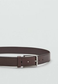 Brun læderbælte med en glat tekstur, sølvmetal spænde og flere hakker til justering af størrelse. Flad og rektangulær design.