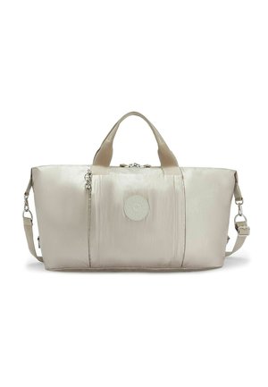 Sac polochon rectangulaire beige clair avec deux poignées courtes, bandoulière amovible, poche zippée à l'avant et écusson logo circulaire.