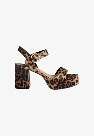 Sandalias de plataforma con estampado de leopardo y tacón cuadrado, con una tira ancha y una correa al tobillo ajustable con un acento de hebilla circular dorada.