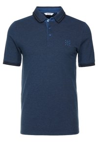 Marinblå polo skjorta i texturerad tyg. Har en treknappsknäppning, kontrasterande krage och en liten logotyp på bröstet.