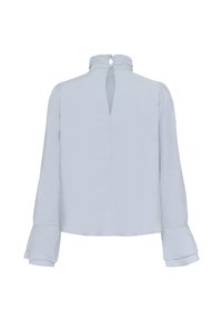 Světle modrá halenka s dlouhým rukávem, vysokým volánkovým límcem, otvorem ve tvaru klíčové dírky na zadní straně a vrstvenými manžetami na rukávech.