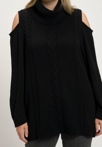 Svart kabelstickad tröja med hög krage och design med kall axel. Mjuk textur, lös passform och ribbad nederdel.