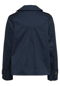 Tmavě modrá bunda vyrobená z hladkého materiálu, s klasickým límcem, skládacími detaily na zadní straně a zapínáním na knoflíky u manžet. Jednoduchý, strukturovaný design.