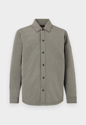 Γκρι πουκάμισο με κουμπιά στο μπροστινό μέρος, γιακά που πέφτει, μακριά μανίκια, μαύρα κουμπιά και μικρό λογότυπο στο αριστερό μανίκι. Λείο υλικό.