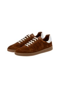 Sneakers in suede marrone con dettagli in pelle bianca, design a punta rotonda, superficie texturizzata e suola piatta in gomma beige. Presentano un chiusura con lacci.