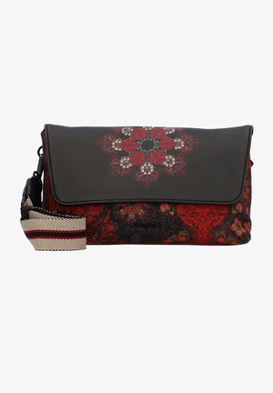 Musta nahkaflappu suorakulmio laukussa, jossa on punaisia ja sinisiä kukkakuvioita, ominaispiirteet karhean pinnan ja raitakankaisen olkahihnan.