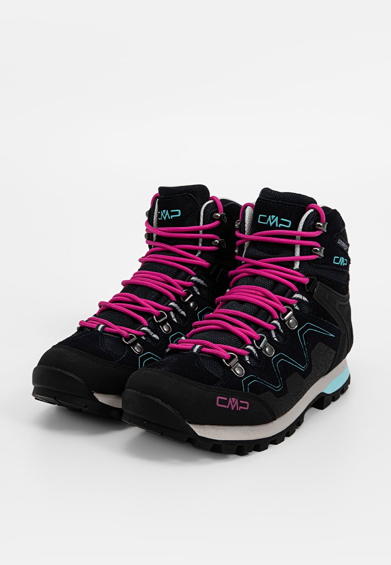 Scarpe da trekking nere con lacci rosa e dettagli blu. Realizzate in materiali sintetici, presentano suole robuste e punte rinforzate per una maggiore durata.
