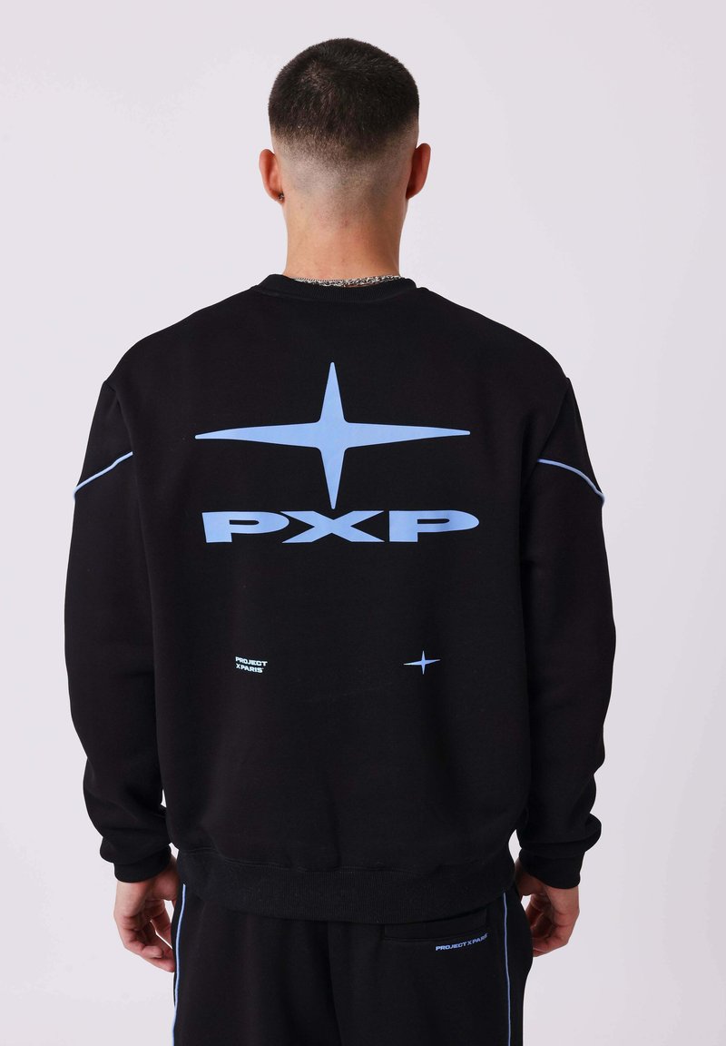 Sudadera negra con texto gráfico azul claro "PXP" y diseños de estrellas en la parte trasera. Confeccionada en algodón, con puños y dobladillo acanalados.