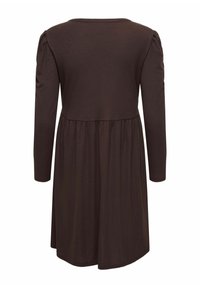 Bruine jurk met lange mouwen, een aansluitende bovenkant en een uitlopende rok. Kenmerkt zich door een ronde halslijn en een zachte ribbelstructuur. Eenvoudig en elegant ontwerp.
