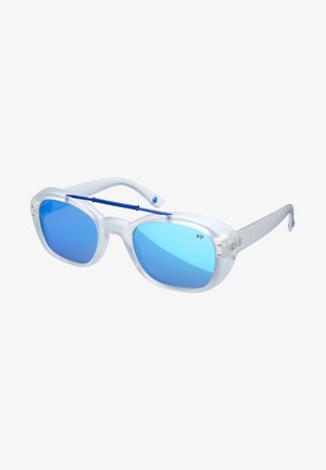 Gafas de sol semitransparentes blancas con lentes azules, con una forma redondeada, detalles metálicos y un puente único.