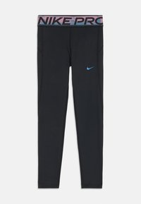Leggings Nike Pro neri con un cinturino elastico texturizzato che presenta un logo Nike rosa e blu. Include un piccolo swoosh blu sulla gamba.