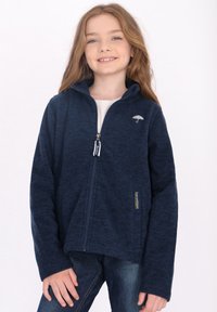 Giacca in pile con zip di colore blu navy, dotata di un alto colletto, che presenta un piccolo logo a forma di ombrello e una finitura texturizzata. Tessuto morbido e vestibilità comoda.