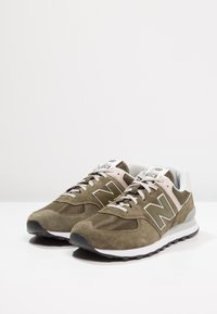 New Balance ML574 UNISEX - Sapatilhas - olive
