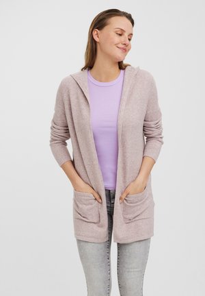 Cardigan rose clair avec capuche, en tissu doux, arborant deux poches avant et un design ouvert sur un haut côtelé violet.